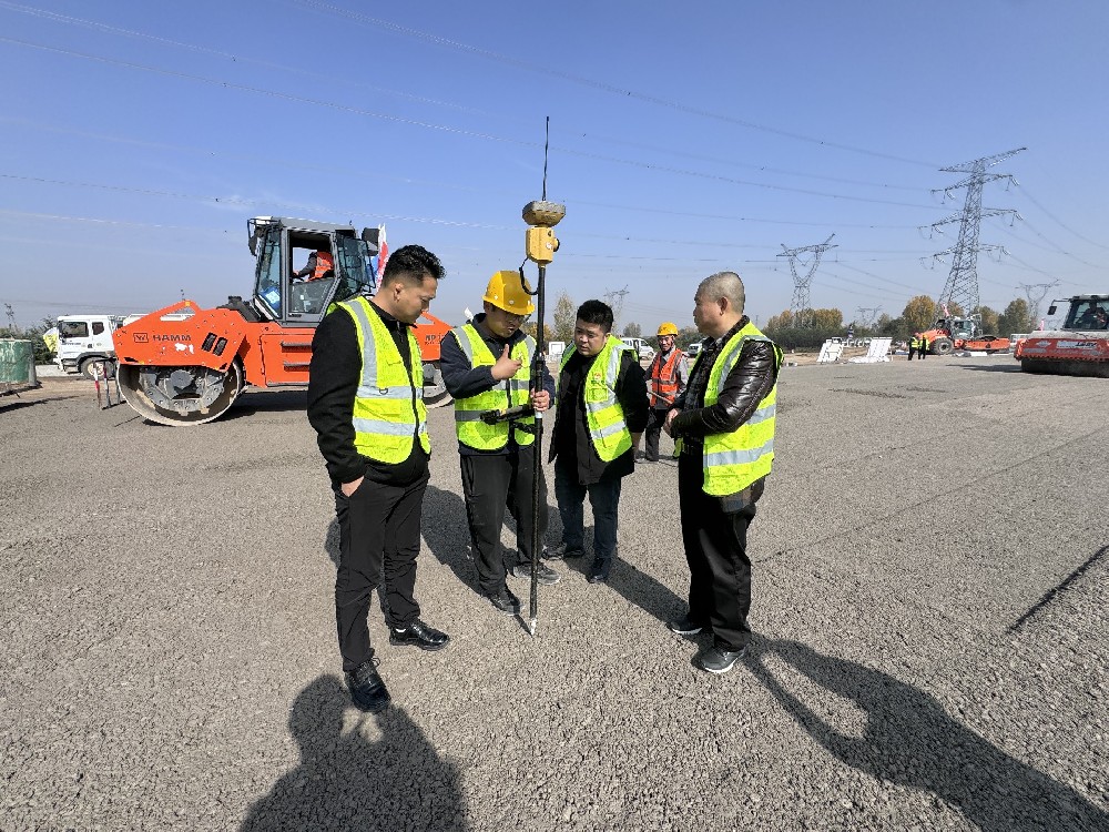 以“智”提“質”，創(chuàng)新引領未來｜路橋集團赴現場考察拓普康3DmmGPS攤鋪技術